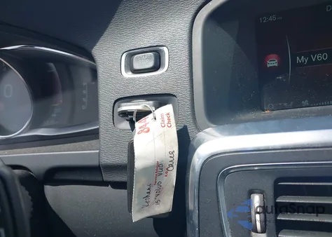 2015 Volvo V60 T5 Premier z USA, uszkodzony, nr VIN YV1612SK2F1264495